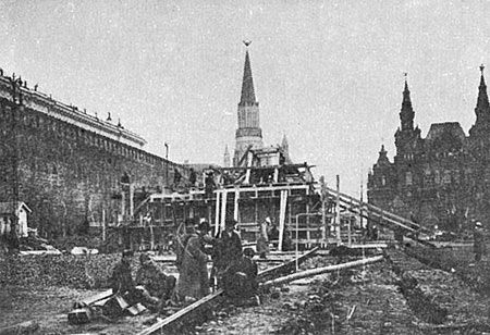 Строительство второго деревянного мавзолея 