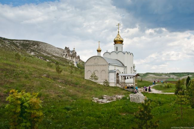 Костомаровский скальный Свято-Спасский женский монастырь (Россия)