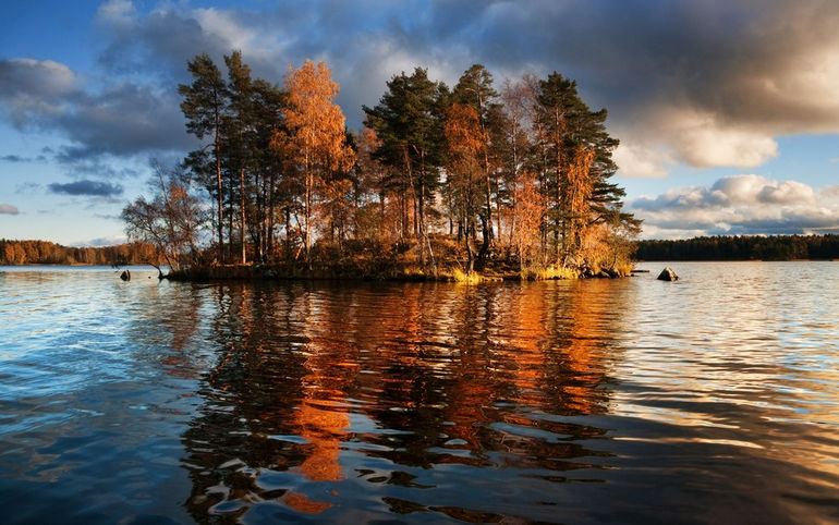 Онежское озеро: ярка природная достопримечательность России