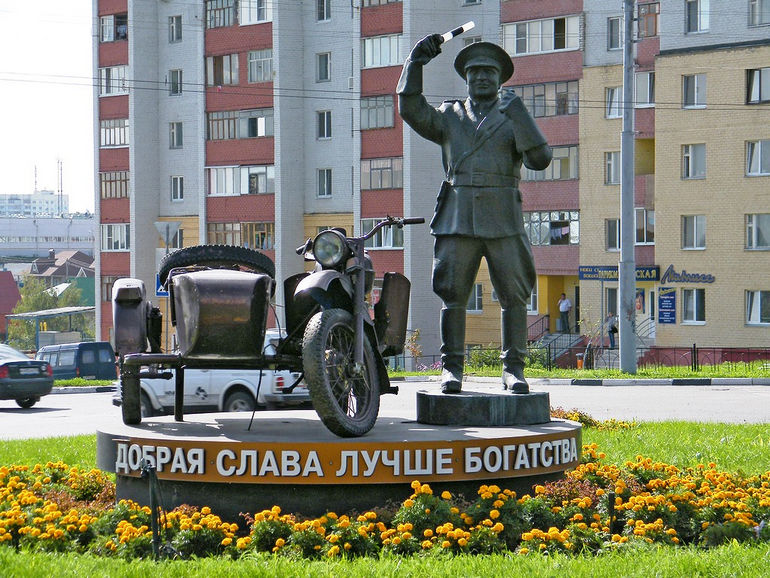 Памятник неподкупному гаишнику в Белгороде 