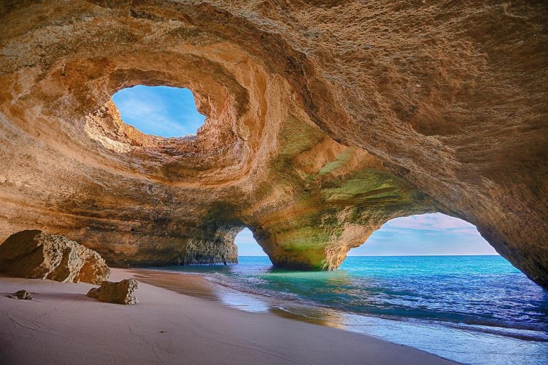 Алгар-де-Бенагил. Пляж в пещере (Португалия)
